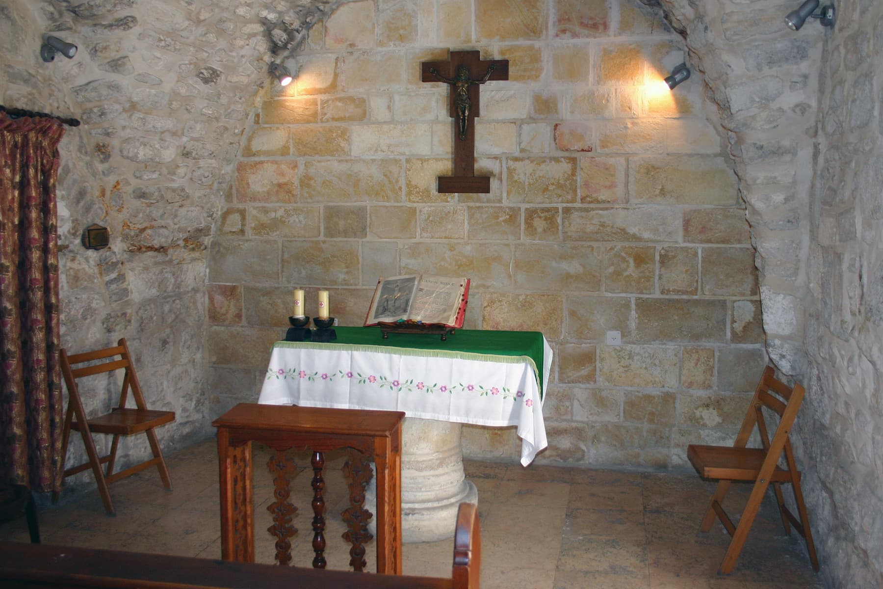 V Altar