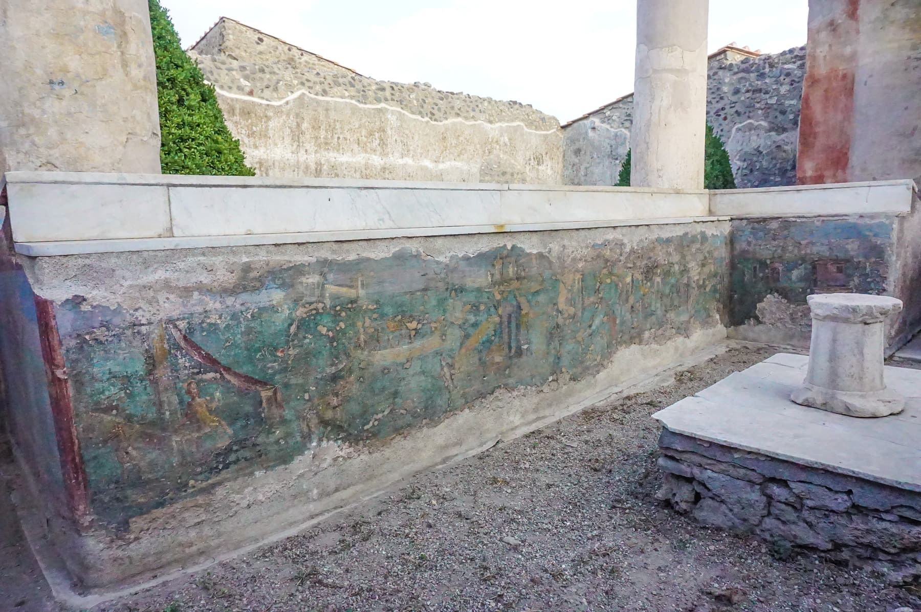Triclinium Fresco East